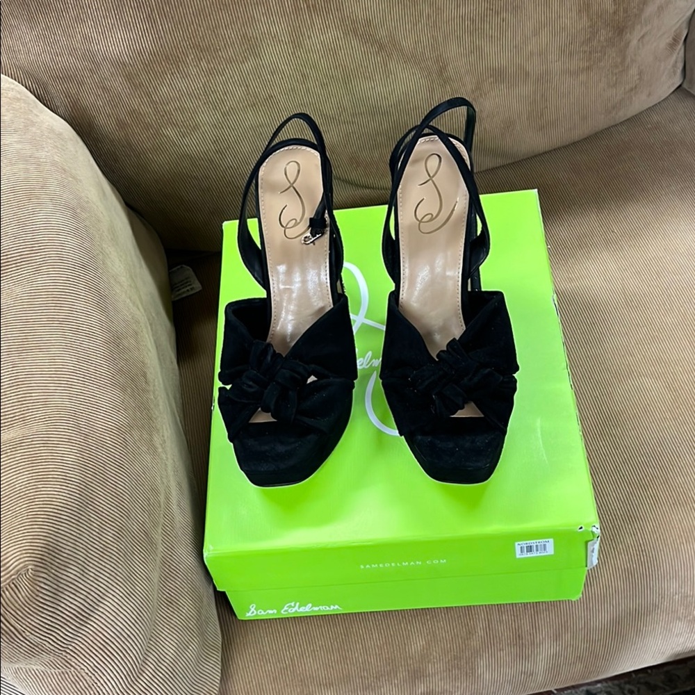 Black High Heels with Sleek Design and Comfortable Fit